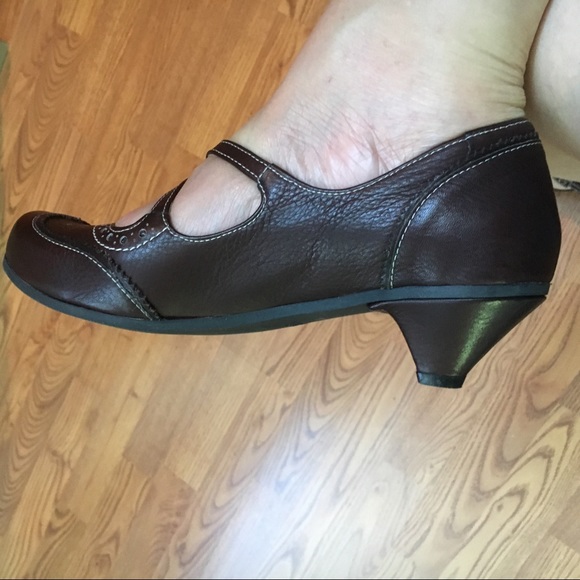 Leather heeled pumps with beautiful stitches. - Picture 3 of 8